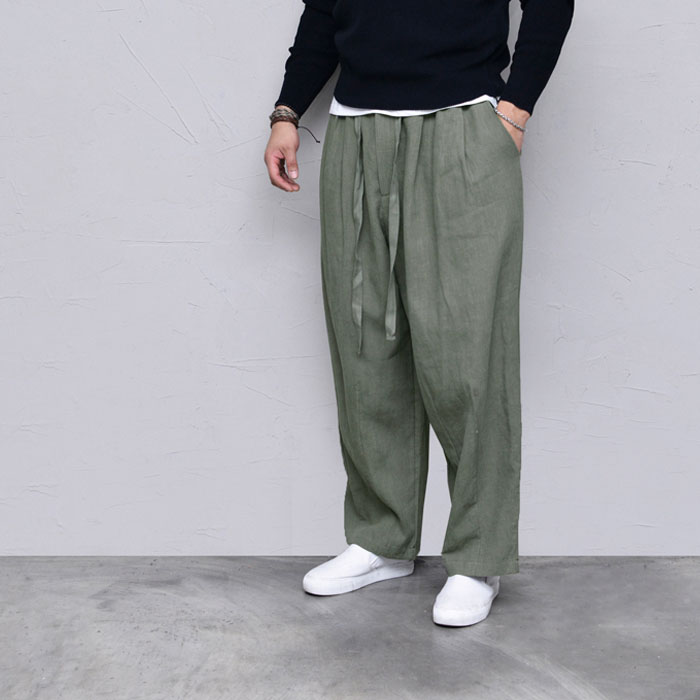 wide baggy pants